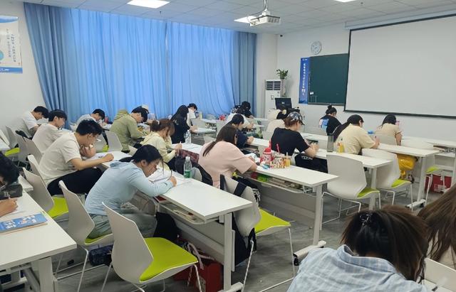 教育部扔下重磅炸弹：2026年开始	，全国一律不准再买校外商业试卷