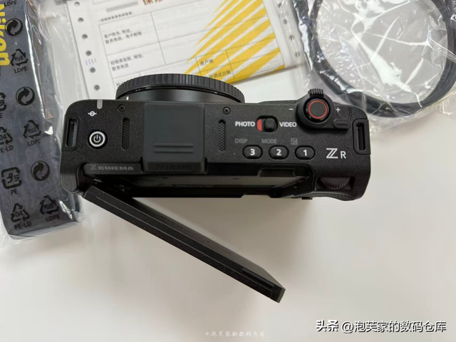 1万3的入门电影机 就能拥有RED 尼康ZR体验 和FX3比你选谁呢？