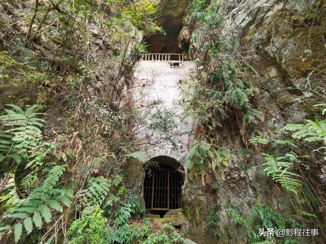 探险贵州深山原始溶洞，遇见一个躲匪洞、一座红军坟