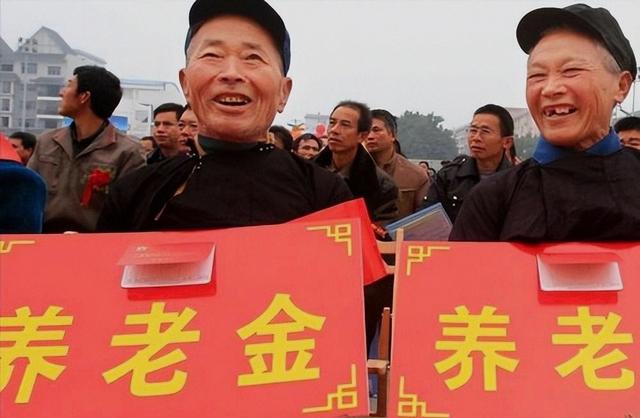 中央定调！退休新规2030年分水岭浮现，部分群体或将面临双重考验