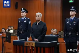犯人出庭受审，到底要不要剃光头、戴手铐、穿囚服图片