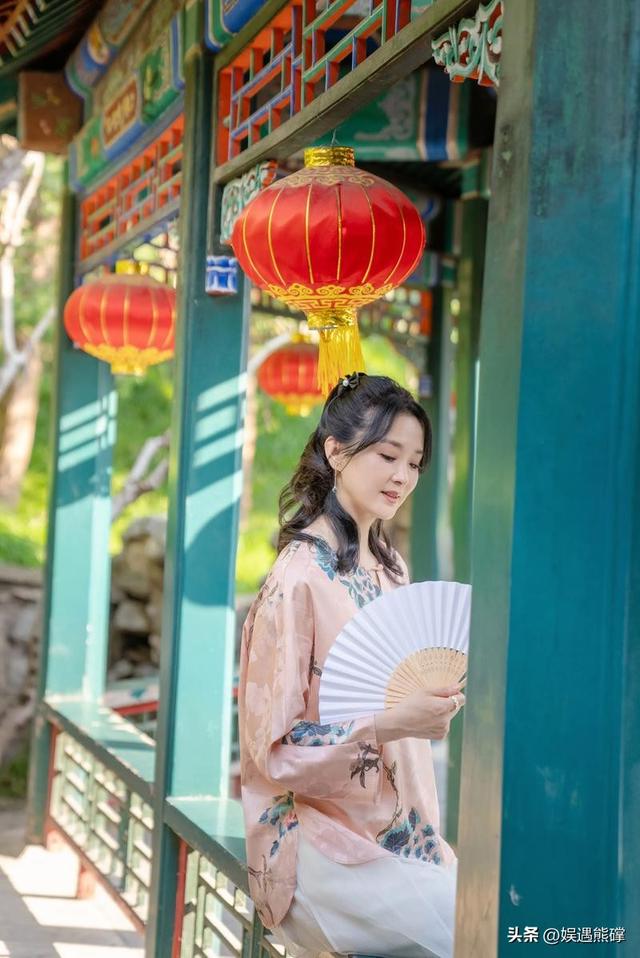 王艳太有钱了，穿睡衣在自家花园散步，背后就是紫禁城！