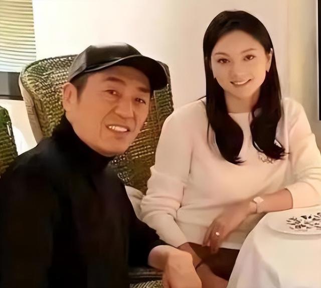 25年恩爱抵不过残酷现实，74岁张艺谋年老色衰，43岁陈婷开的正艳