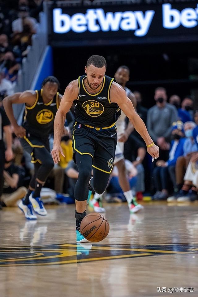 NBA西部半决赛：99:88勇士险胜，库里伤退，3人表现太差，3人满分