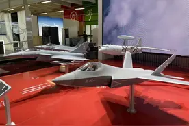 中方展台前聚满了西方面孔，对歼10CE指指点点，紧接着再看歼35A图片