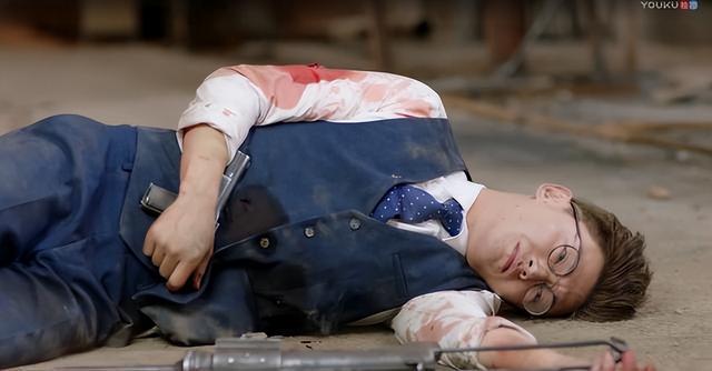 1949年老蒋派人暗杀傅作义，结果女特务莫名死在床上，这是为何？
