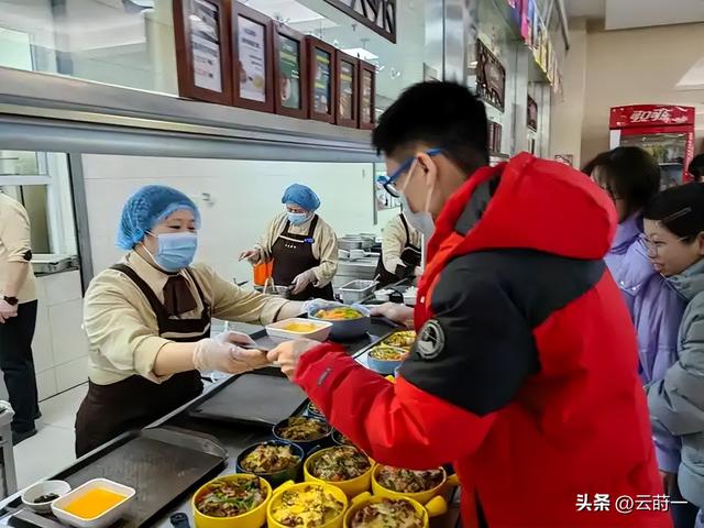 北京下了死命令：2027年底前，所有中小学必须告别“校外配餐”