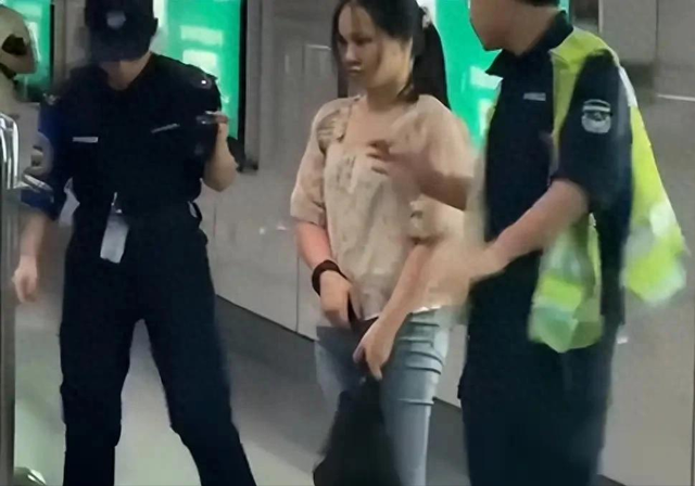 地铁女子打人被拘后续！女子面容曝光，警方回应，知情人透露原因