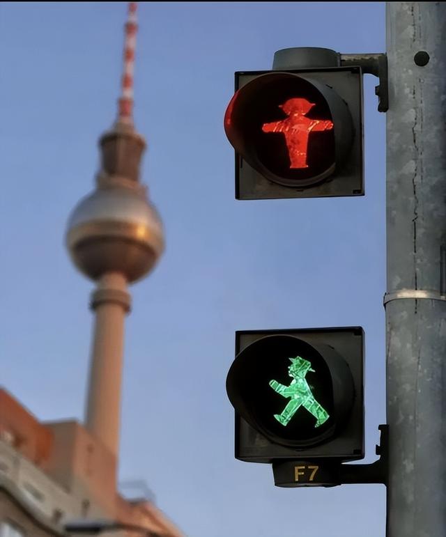 真实德国长啥样？街头熊雕塑超吸睛，世界钟和电视塔更亮眼