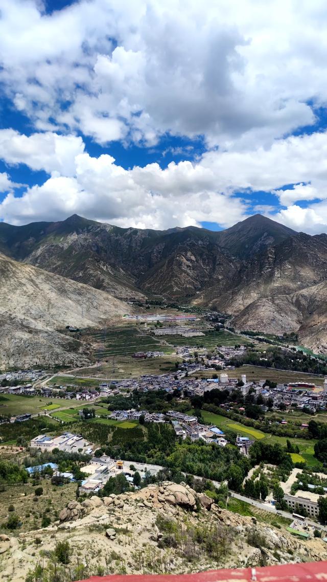 两登拉萨色拉寺后山，上升600米，山顶海拔4200米，经幡飘扬