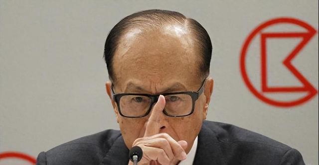 谁强就跪谁？特朗普失败后，李嘉诚急递投名状：绝对服从国家规定