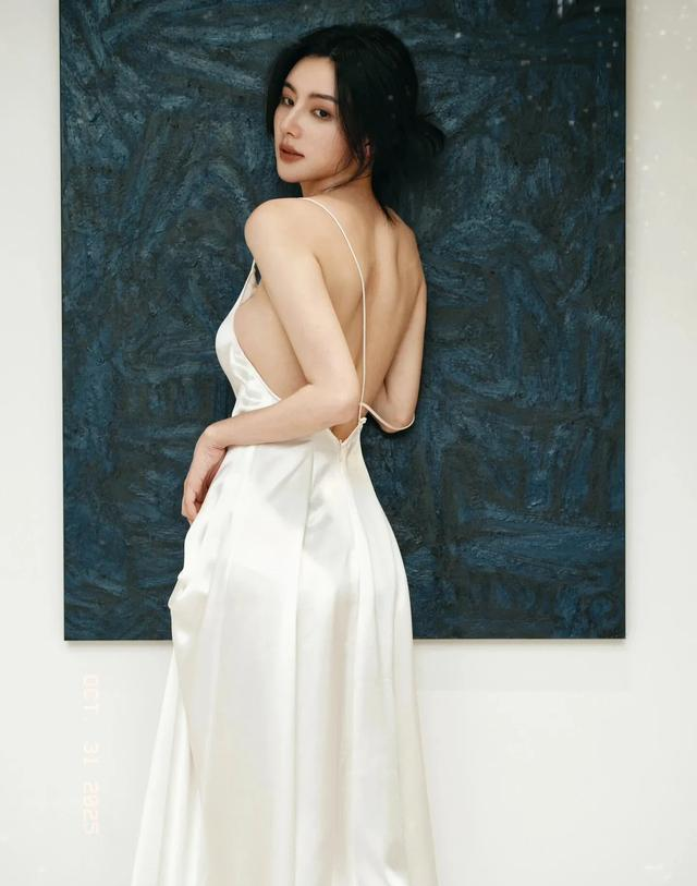 陈米麒 真是太好看了，身姿婀娜气质优雅，灵动美牟格外动人。