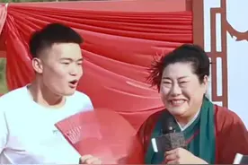 杠上了，开封王婆邯郸行，23岁帅小伙与29岁胖女子舞台互怼图片