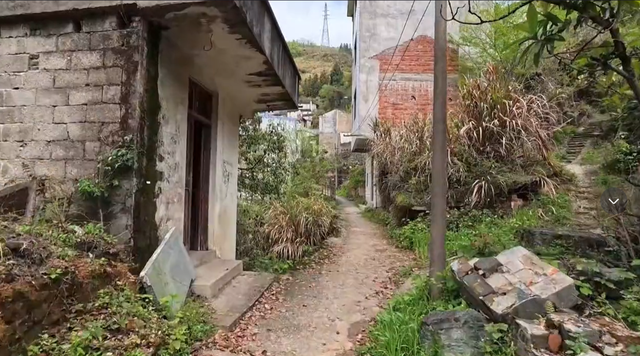 安徽令人生畏的百年古村，上千村民一夜撤离，无人居住却摆满棺材