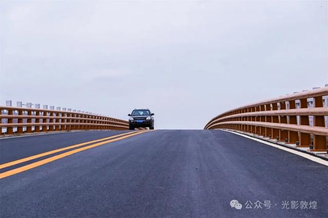 黑山嘴“彩虹”大桥成为敦煌人游玩赏景的新打卡点