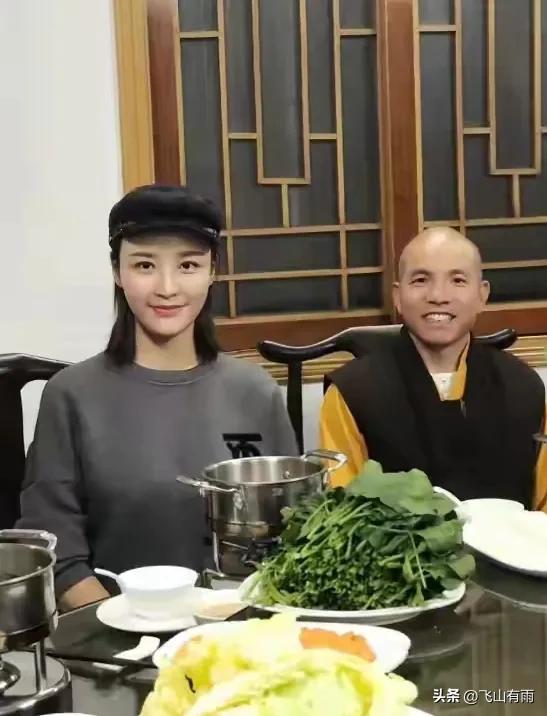 少林寺新方丈刚上任就出状况，网友翻出旧照质疑，这事是咋回事？