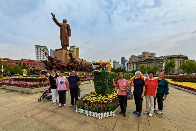 辽宁沈阳：中山广场花海如潮 庆祝祖国76华诞