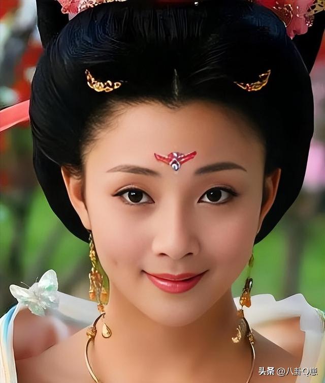 她是演员中的富婆，豪车多的开不过来，如今45岁却像年龄少女