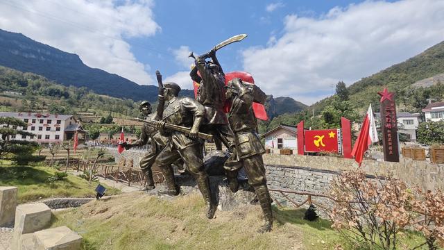 赏秋秦岭，摩旅商洛（03）打卡全国唯一“红军镇”，进入湖北境内