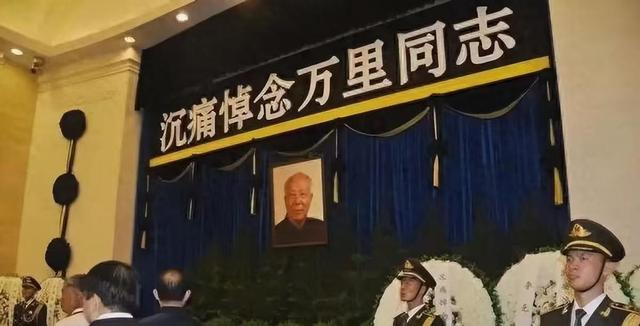 国务院原副总理逝世，北京前副市长当众下跪，家属：令我大吃一惊