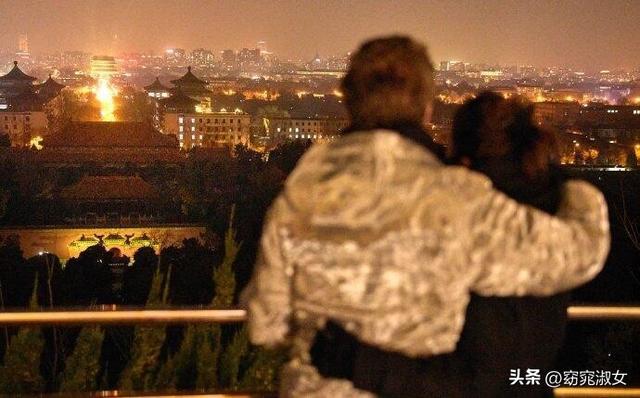 59岁巩俐带法国老公北京游玩，76岁雅尔帅气又多金，跟总统是朋友