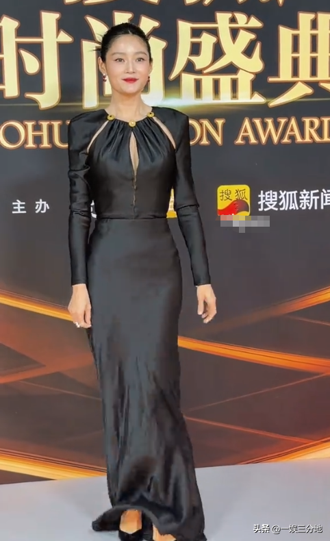 北京红毯	，摔跤、独眼龙造型、礼服搭棉鞋，走秀反成大型灾难现场