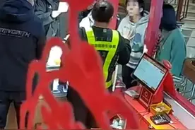 彩票店撕毁中奖彩票，揭开了刮刮乐背后的秘密，以后刮完就撕掉图片