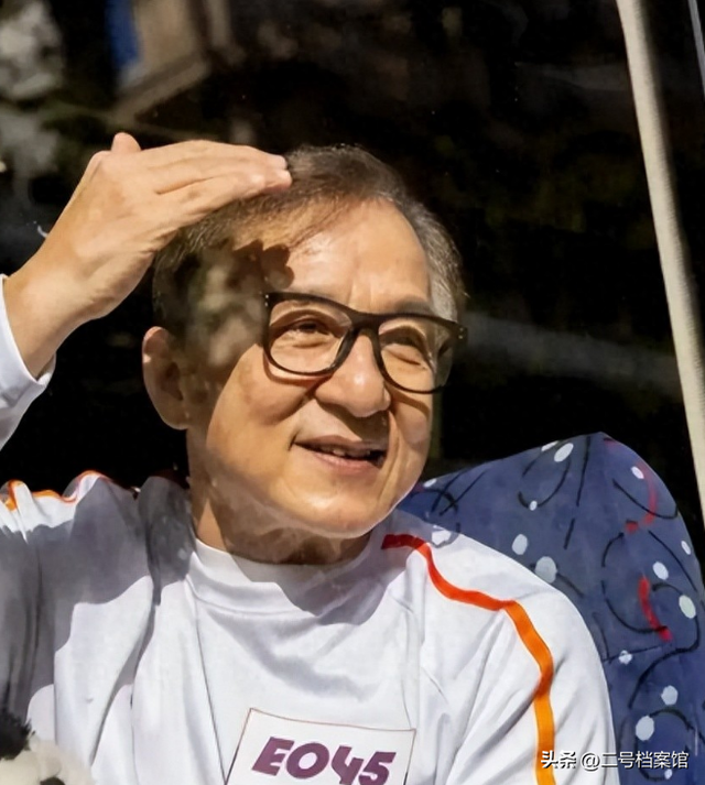 官媒对成龙的称呼变了！三字之差释放强烈信号，王晶真没说错