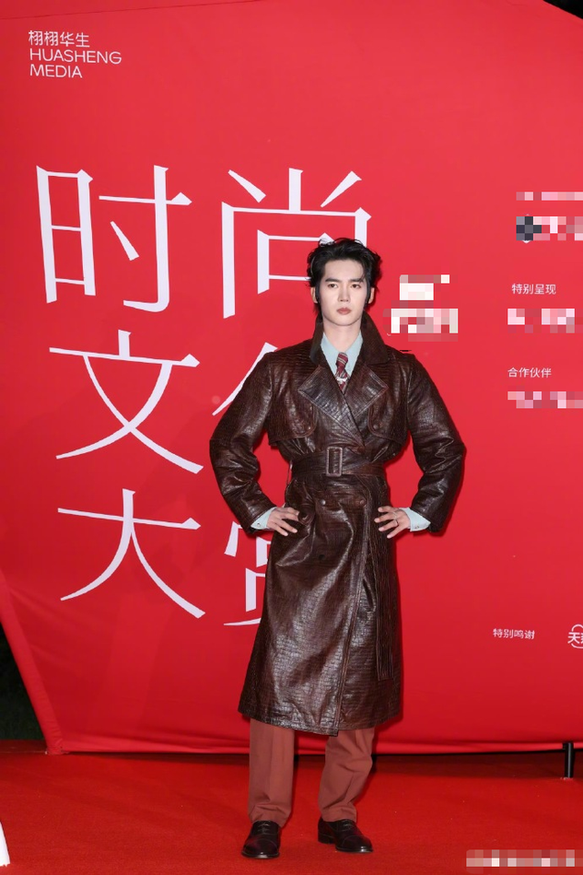 北京晚宴暴露咖位，檀健次靠边坐，刘涛董子健硬挤，C位都是大佬