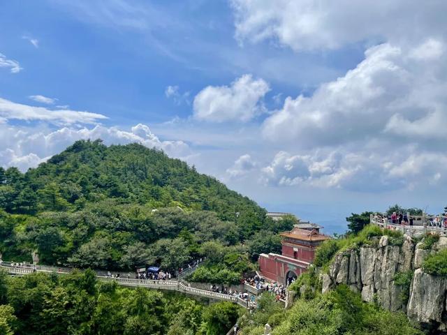 踏云登泰山，邂逅山间好时节