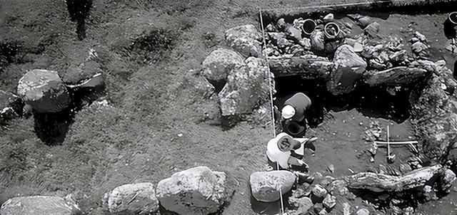 挖出了戴手铐的女遗骨，鉴定后确定	，她便是中央苦苦寻找的人！