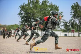 多图直击武警山东总队比武高燃现场图片