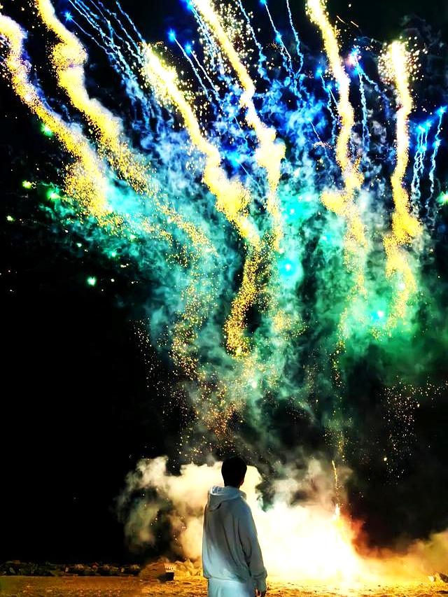 莎莎晒出和爸爸妈妈的合照，还有生日视频和烟花，好幸福哦