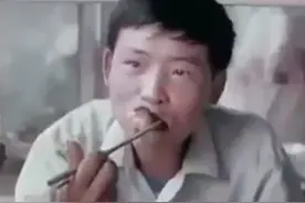 1970年代顾客去餐厅吃饭需要自己刷盘子洗碗，服务员还要检查图片