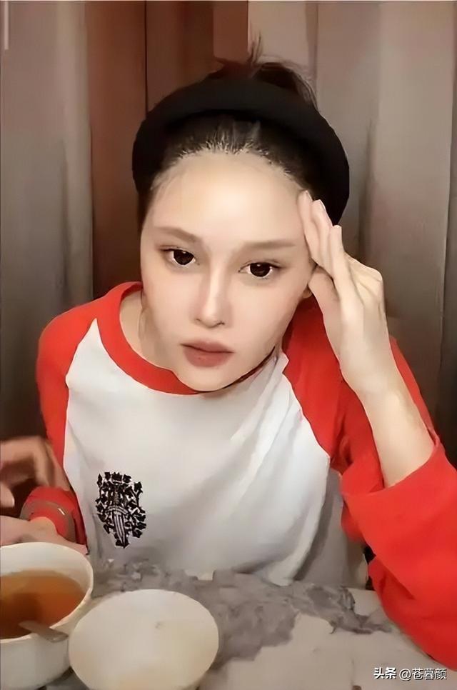 有钱有什么用？68岁赵本山近况曝光，三人打伞伺候，女儿是心头病