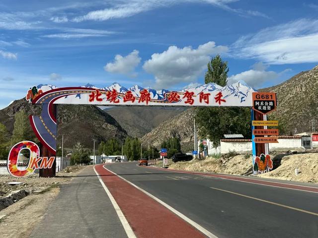 新疆阿禾公路迎来秋天,一路风景美不胜收,盘山弯路比较多
