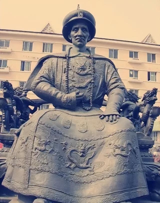 2005年沈阳，皇寺广场上的清十二帝像