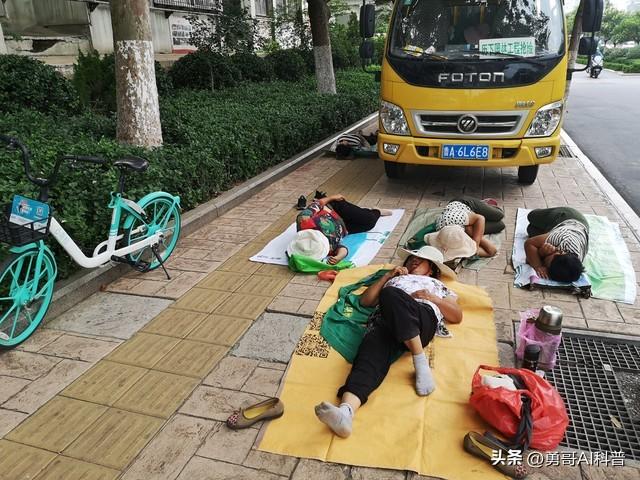 郑州地铁成避暑胜地！河南“土”味下的时尚基因藏不住了