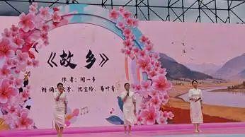 退役女兵林芝徒步，重温第二故乡情。藏汉同台演出，温情脉脉…