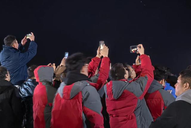 神舟二十一额济纳冲天！航天爱好者与各族群众共襄盛举