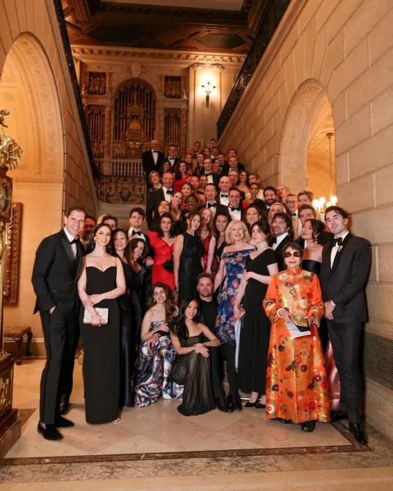 现实盖茨比！他到处发钱，捐几千万后突然死亡，才发现钱是偷的？