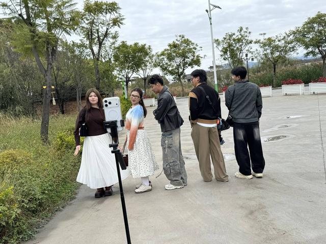 【外眼看云南】柬埔寨顶流姜思倪携家人圆梦云南：喜洲麦田小火车童趣飞扬