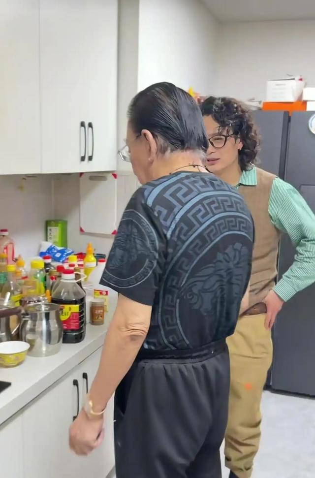 79岁侯耀华晚年凄凉！独居北京无保姆照料，家里脏乱差环境寒酸