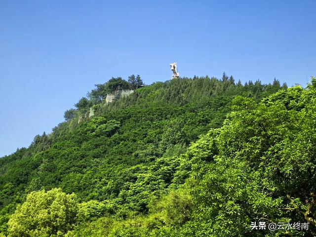 三峡边这样小城，爱了爱了：有独特美食烟火气，有万里长江第一梯