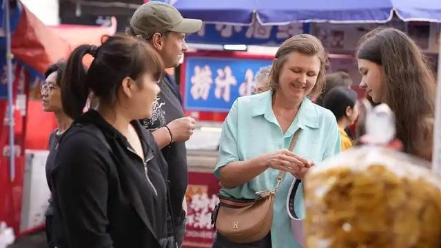 大批美国游客涌入中国，回国后坦言：客观对比，中国比美国强多了