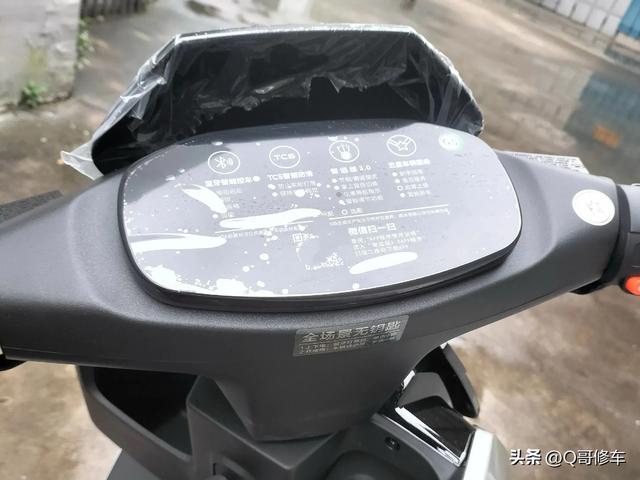 同样是新亮相的电动车，爱玛赤焰和五星钻豹E8，配置有什么不同