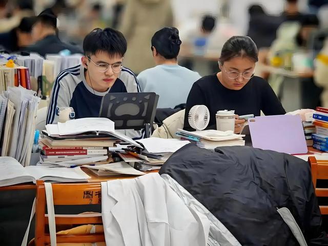 培养人才还是考试机器？别再拿高中的方式，“圈养”大学生了！