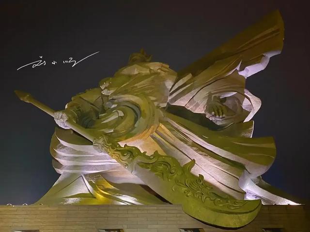 荆州巨型关公雕像：2016年建成，2021年拆除，背后原因值得深思？