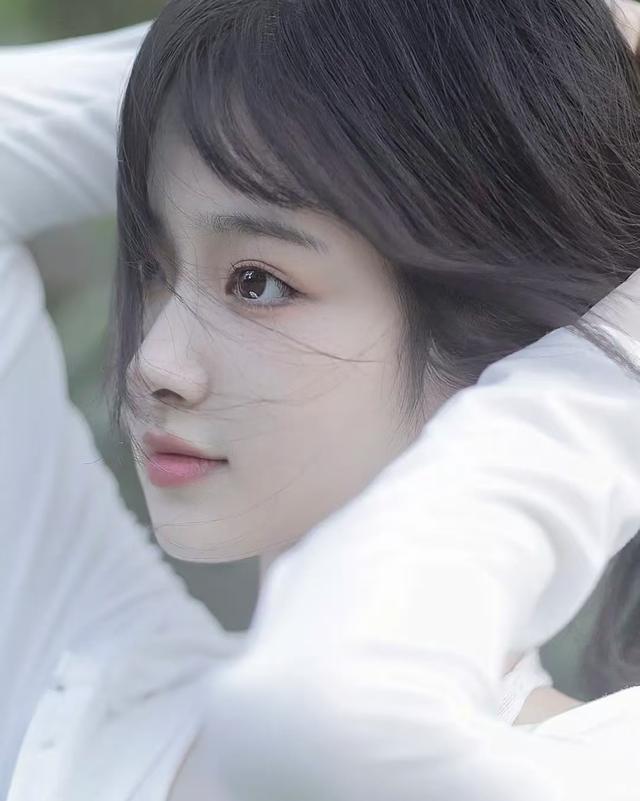 甘肃兰州一校花，楚楚动人，我见犹怜	，这气质堪称校园白月光