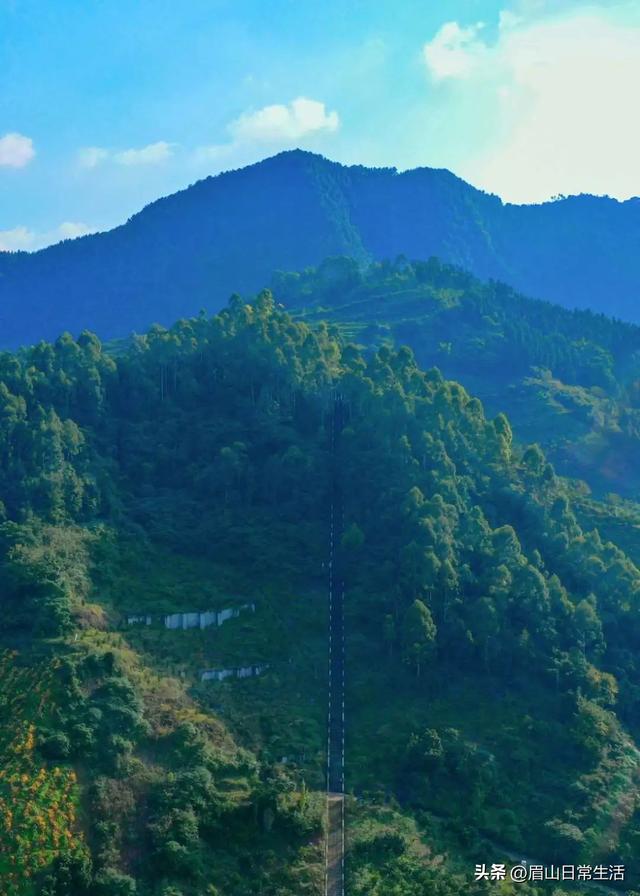 眉山东坡区藏了个神仙小镇！天空之镜、荷花、天梯、古戏台…
